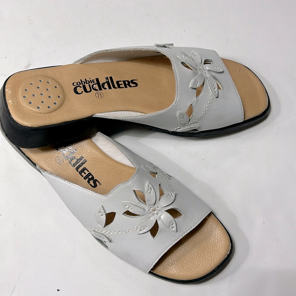 Cobbie Cuddlers Sandals Womens 7.5 M Slides Flats White Leather Open Toe Casual